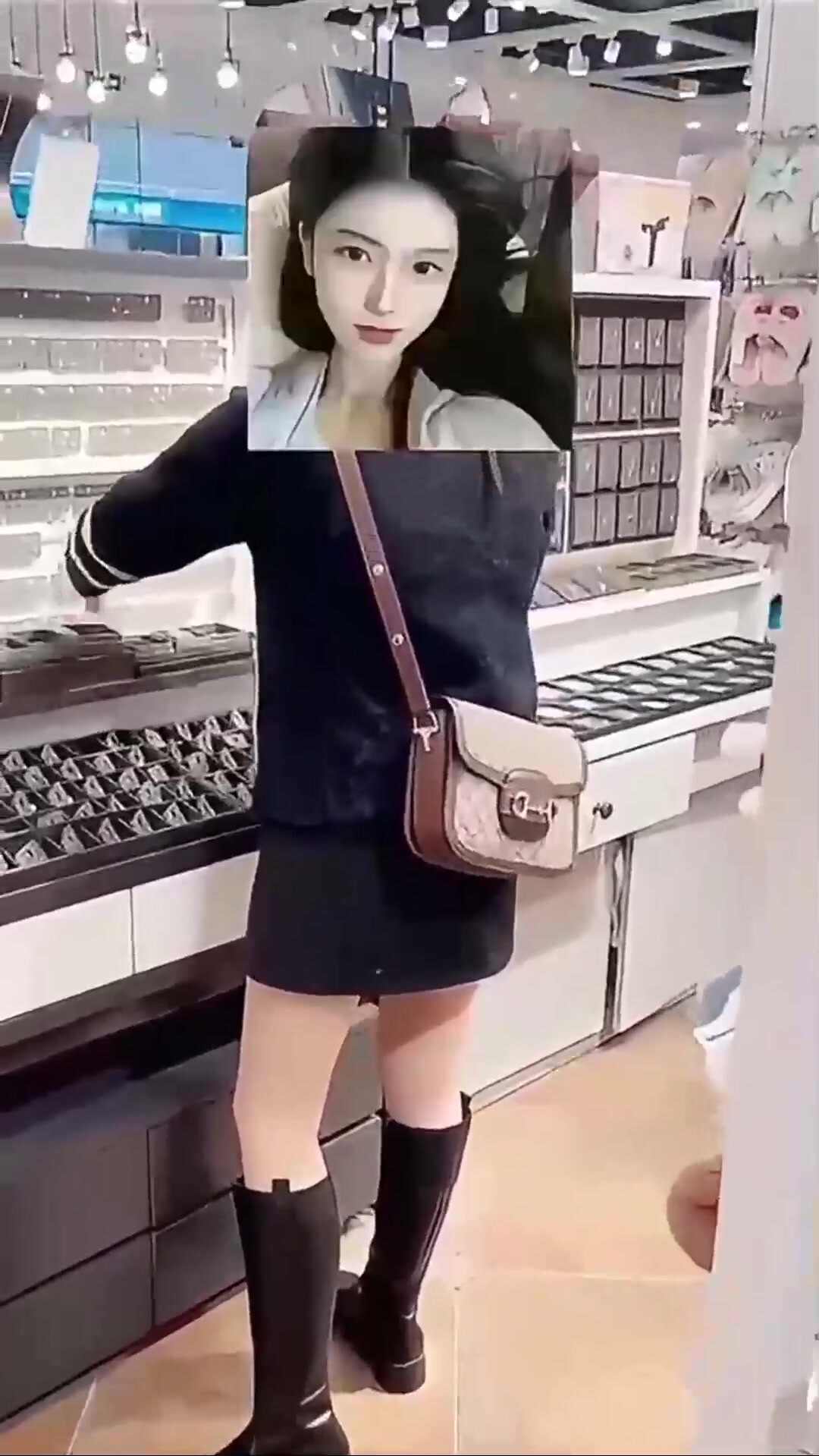 電子廠打工的表妹終於放假了帶她去商場買幾件衣服在更衣室看見她完美的身材沒忍住在裡面啪啪