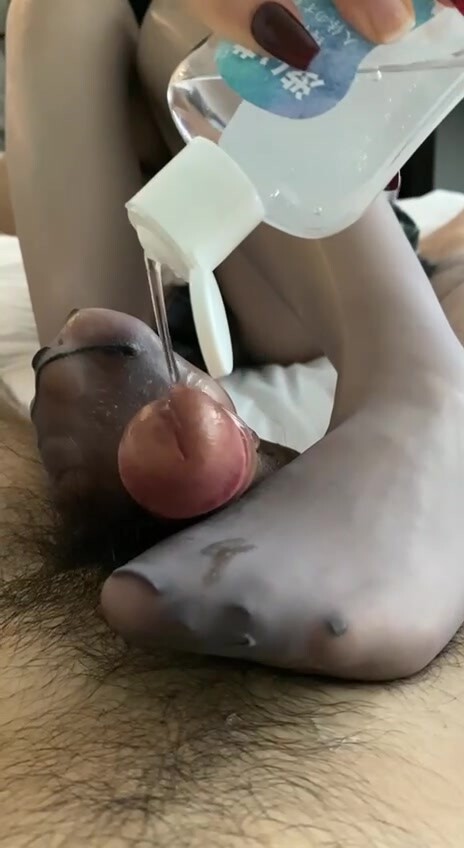 【璟辰】推薦足交嫩妹jk絲襪套雞巴足交，挑戰黑絲紅高跟踩雞巴，踩到射為止