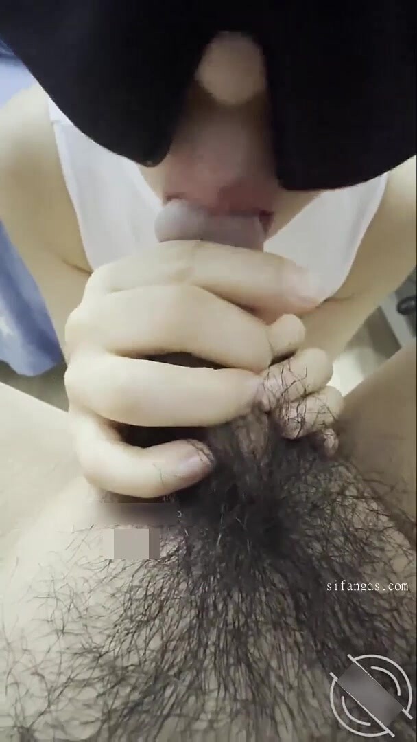 老姐知道我去給她送水果，特意穿著暴露勾引我