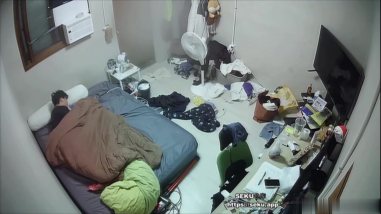 駭客破解家庭網路攝像頭偷拍被人打斷腿的紋身胖哥和模特身材漂亮做愛好菜被豬啃了女友~1