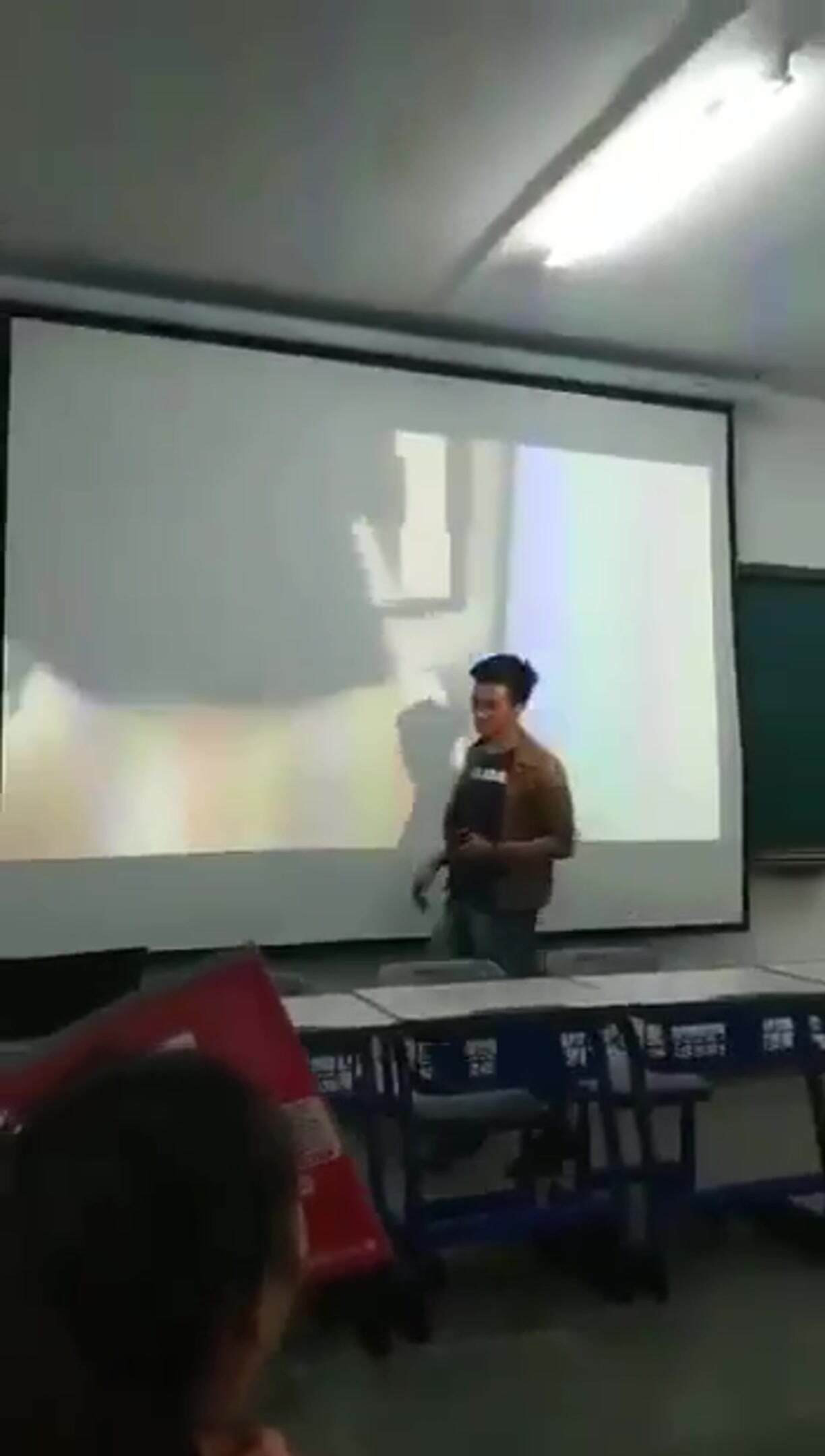 太原理工大學 老師上課不小心放A片 全班同學都沸騰了 男生笑的嘴角比AK都難壓！