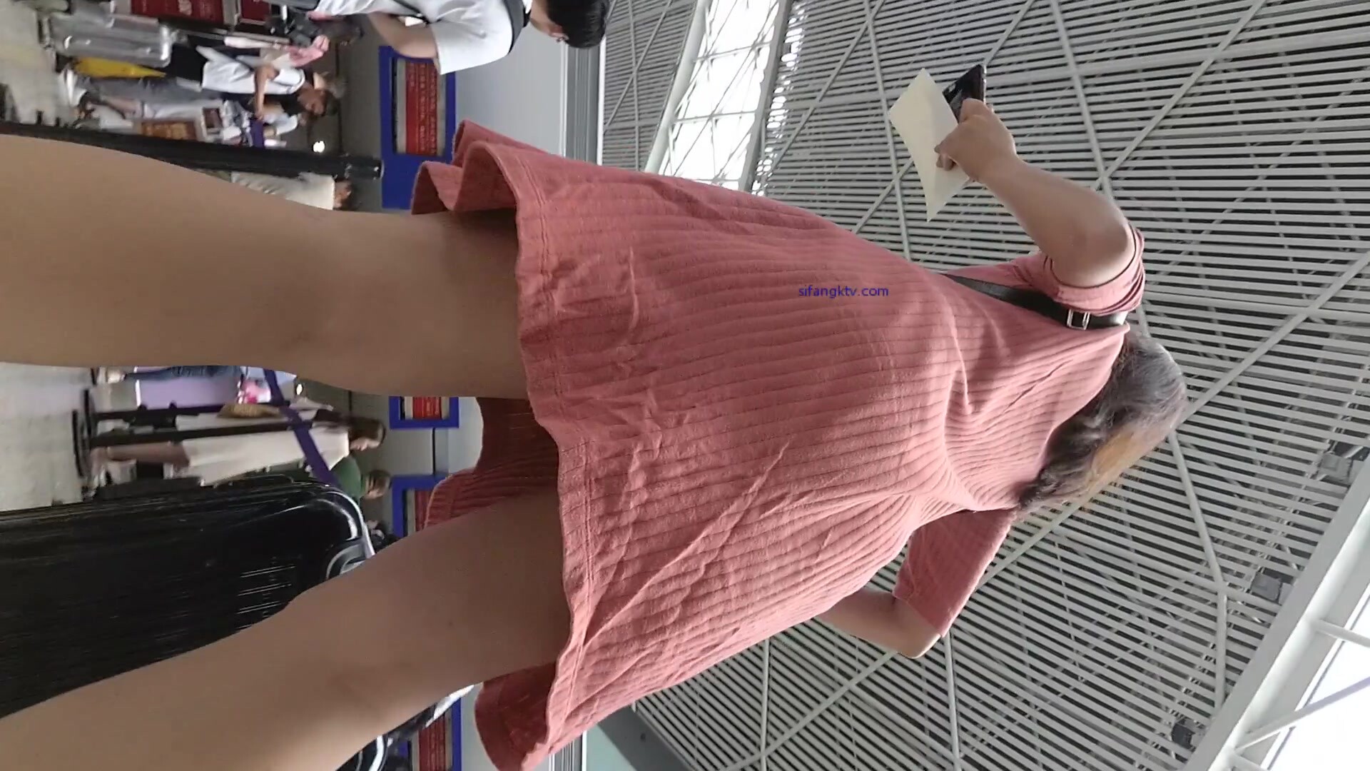 機場一路跟蹤抄底多位極品少婦一起探尋她們的裙底風光 (13)