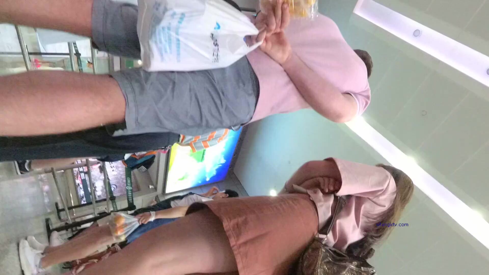 機場一路跟蹤抄底多位極品少婦一起探尋她們的裙底風光 (6)