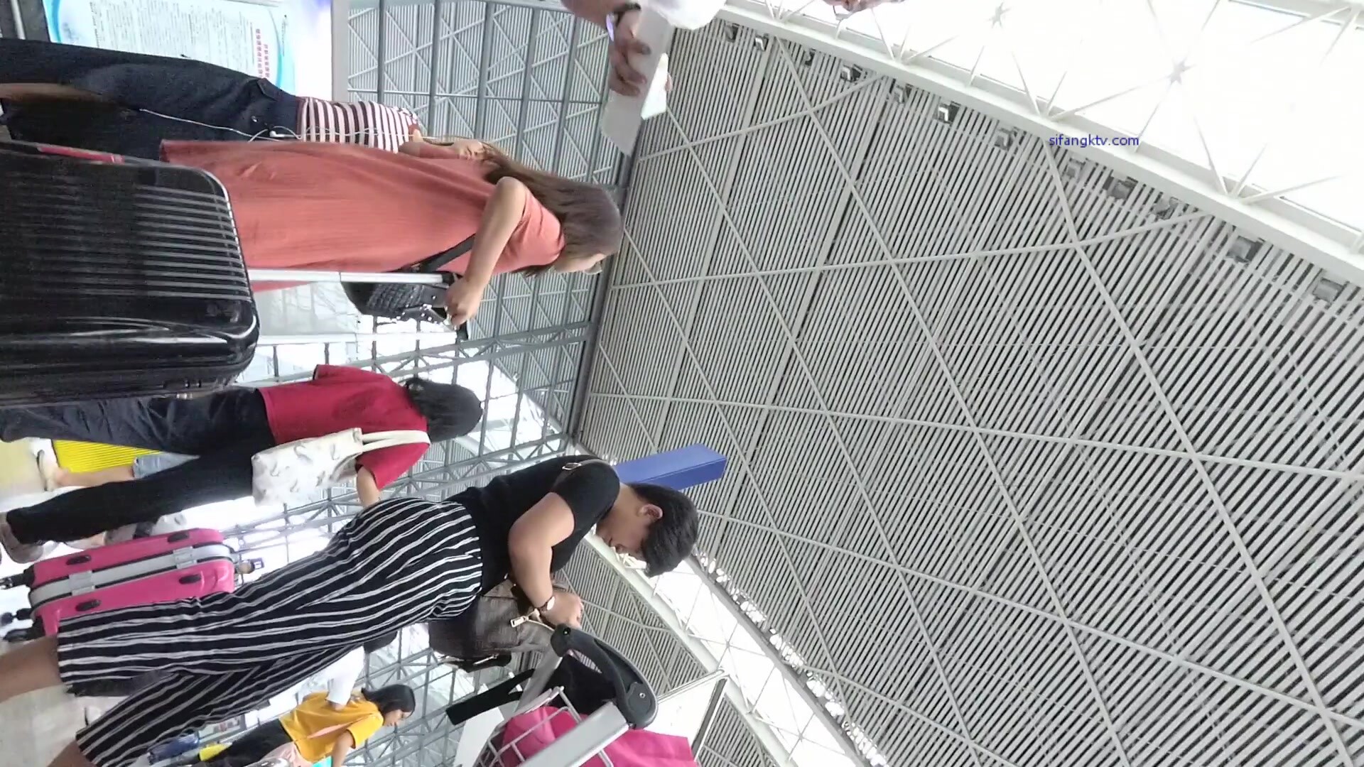 機場一路跟蹤抄底多位極品少婦一起探尋她們的裙底風光 (3)