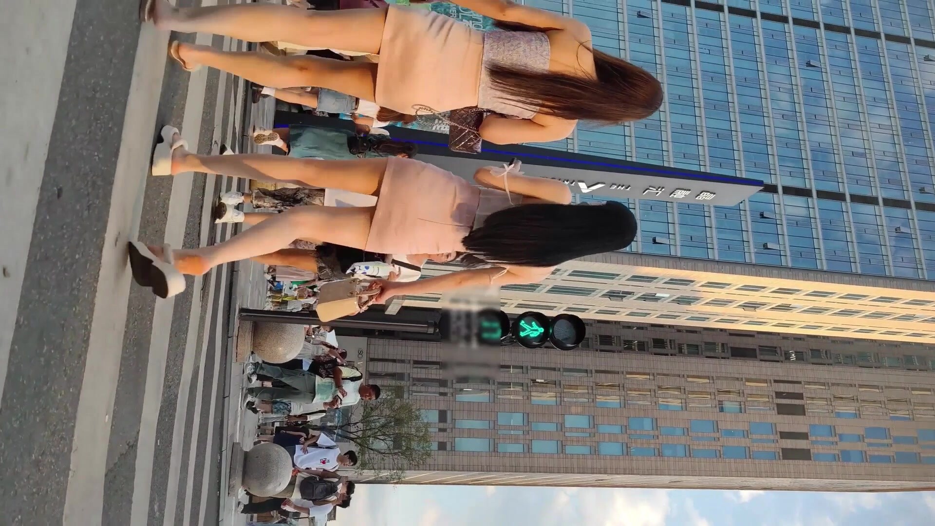 步行街一路跟蹤抄底倆美女閨蜜其中一位內褲走偏了看到了她的半個B