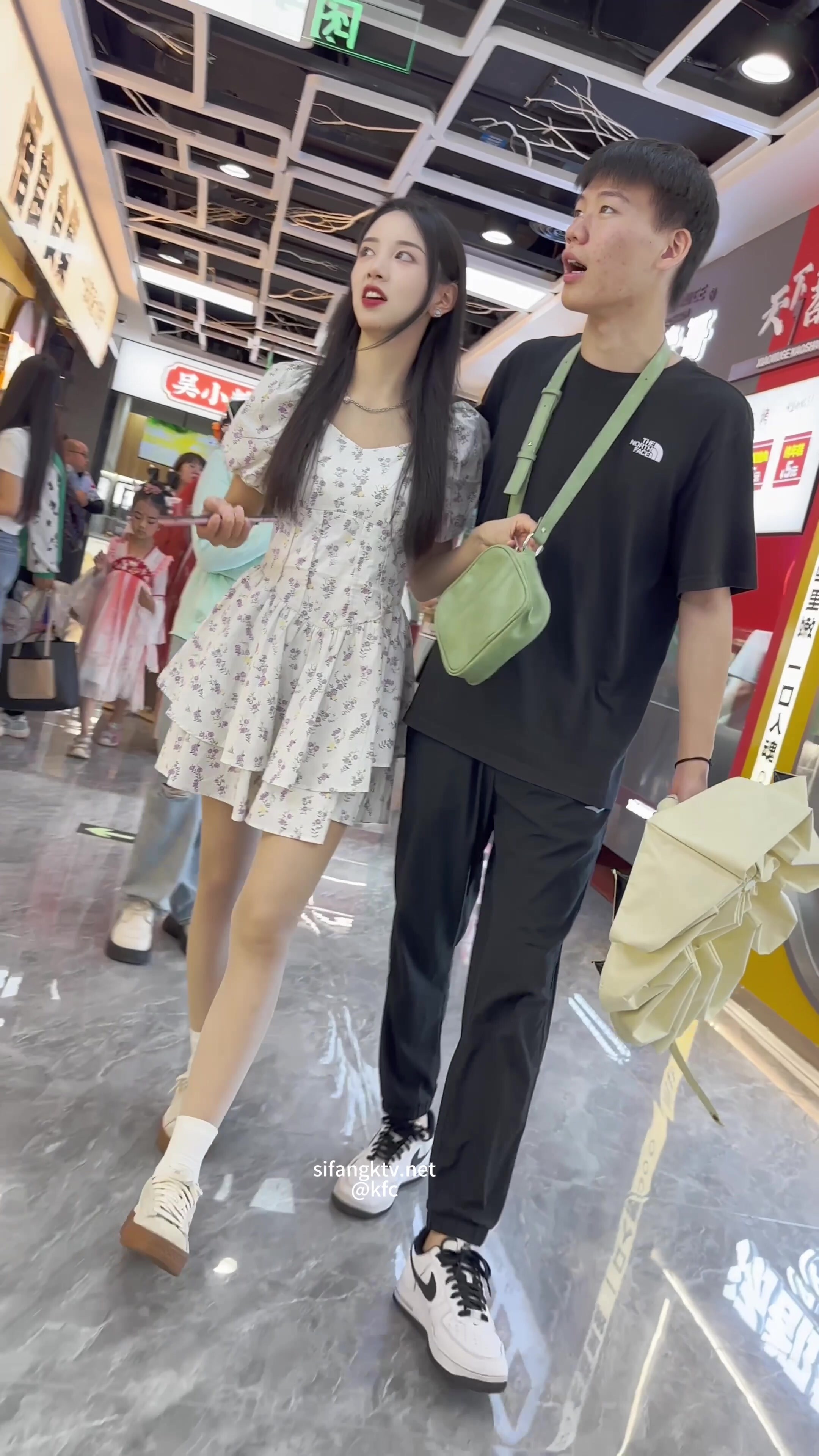 【KFC】極品牛仔裙少婦抓娃娃，彎腰時騷窄內露出一片陰唇風韻猶存騷氣外露。清晰度極高2