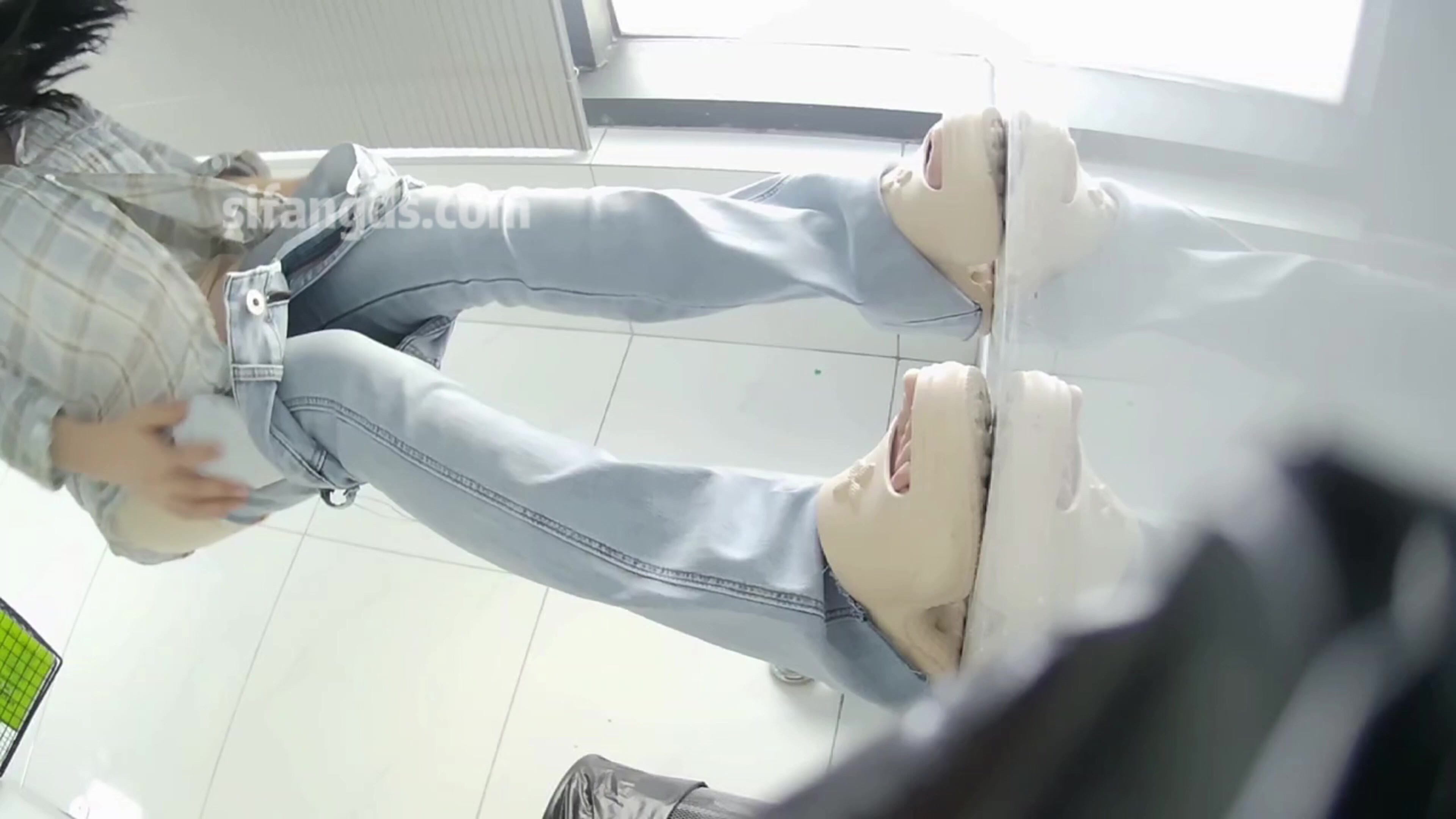 二月最新流出廁拍大神潛入車展中心員工女廁先後兩次前後景偷拍修長美腿蜜桃臀車模逼逼粉嫩