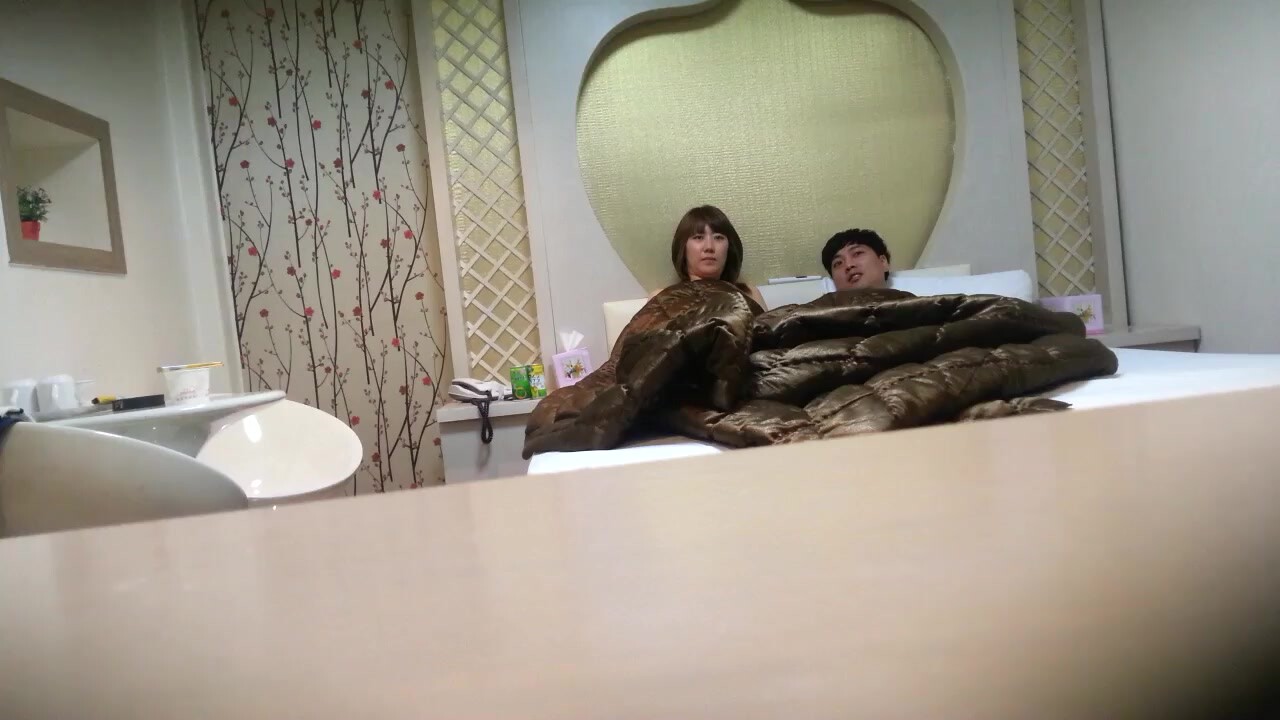 戴文胸少婦和閨蜜的帥氣老公開房偷情連幹兩炮中途喝杯茶歇一歇