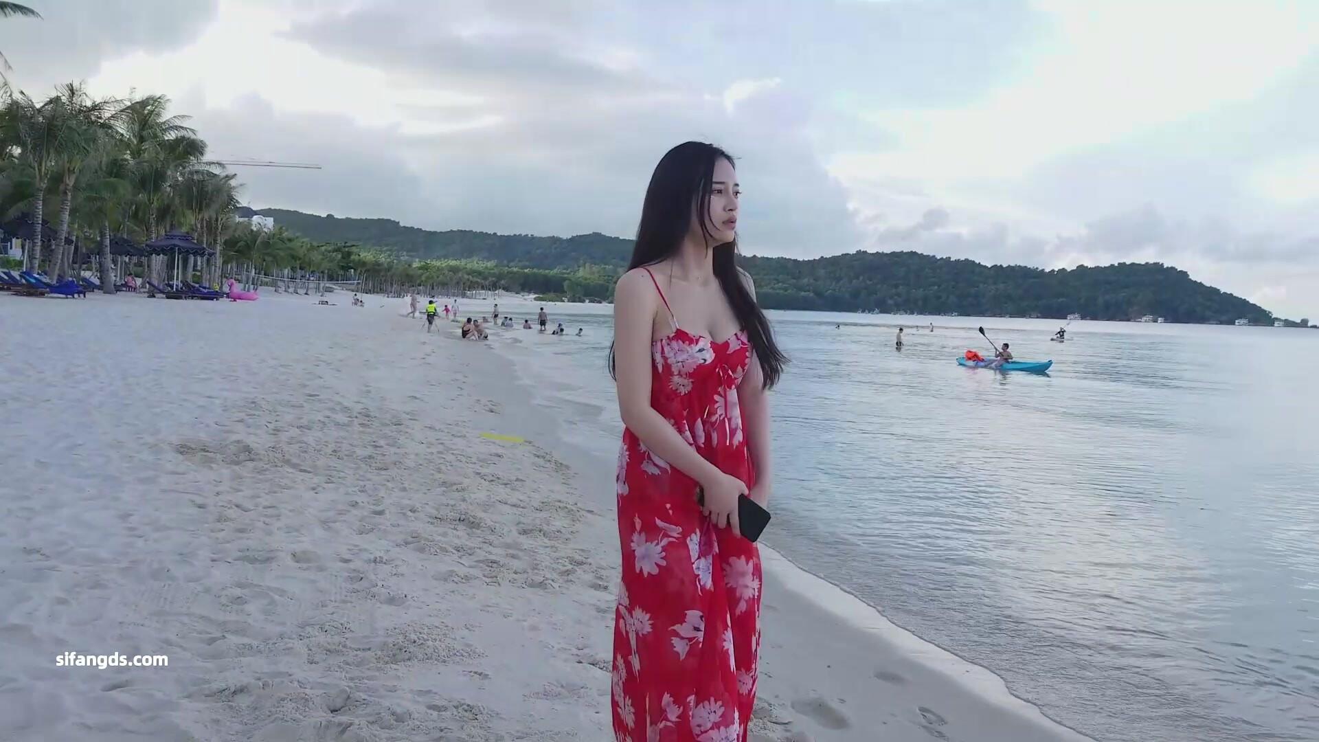 【唐琪兒】最新流出秀人人氣模特越南花絮原圖影片，本套尺度還是相當不錯的，直接露點，圓潤小翹臀相當性感 (2)