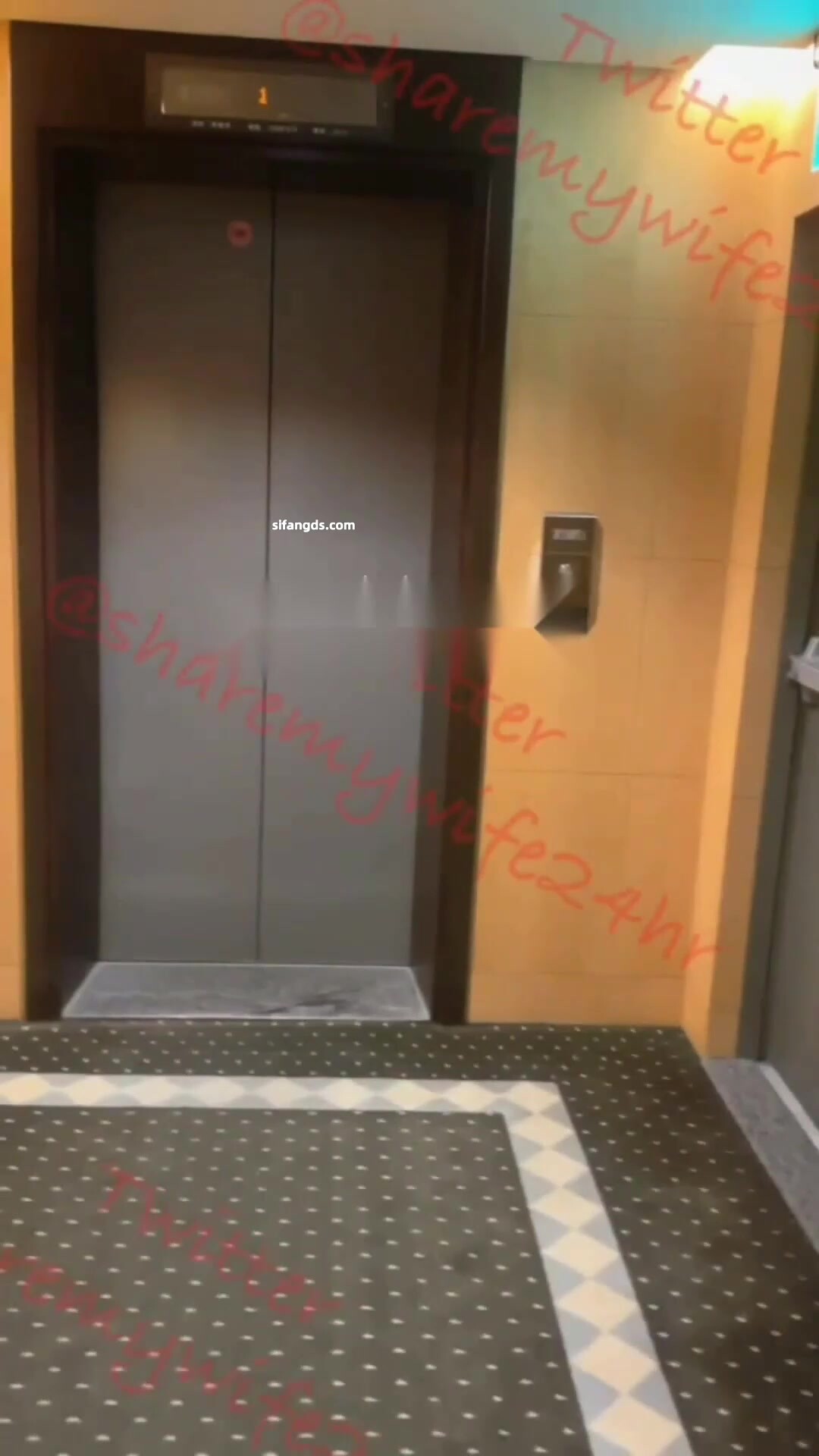 「我老婆沒和你一起回來？」綠帽約單男酒店開發騷妻，鮮豔的紅裙映襯下騷妻格外魅惑，與單男在