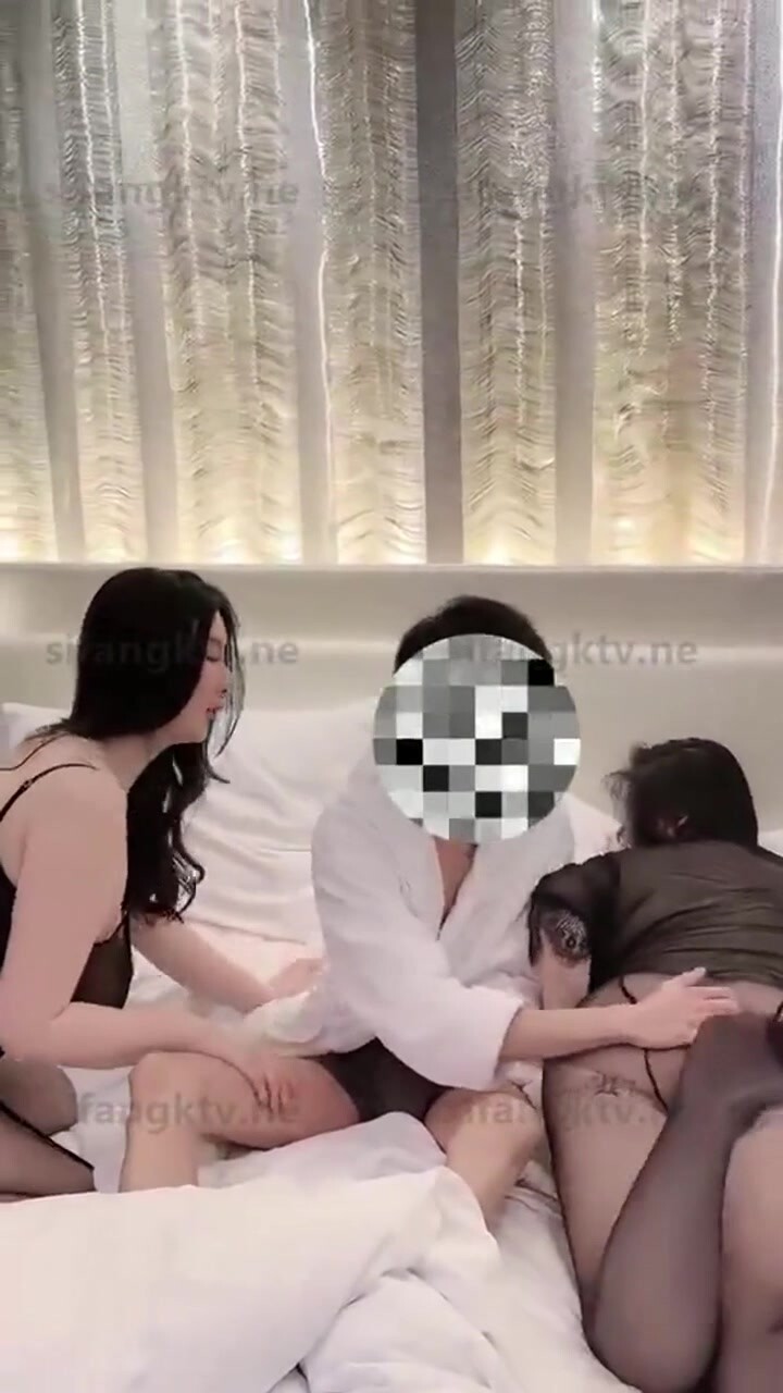 【震撼雙飛推特巨乳】Z杯網紅女神『悠悠』與秀人網紅巨乳女神『王儷丁』合體 與男攝影挑逗啪啪  超合體雙飛爆乳女神