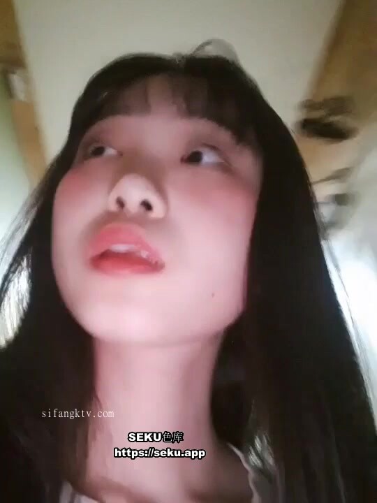 真實露臉大學生！土豪重金定製，外表清純看起來挺保守的漂亮妹妹如此反差，牙刷道具紫薇，戶外男廁全裸紫薇 (1)