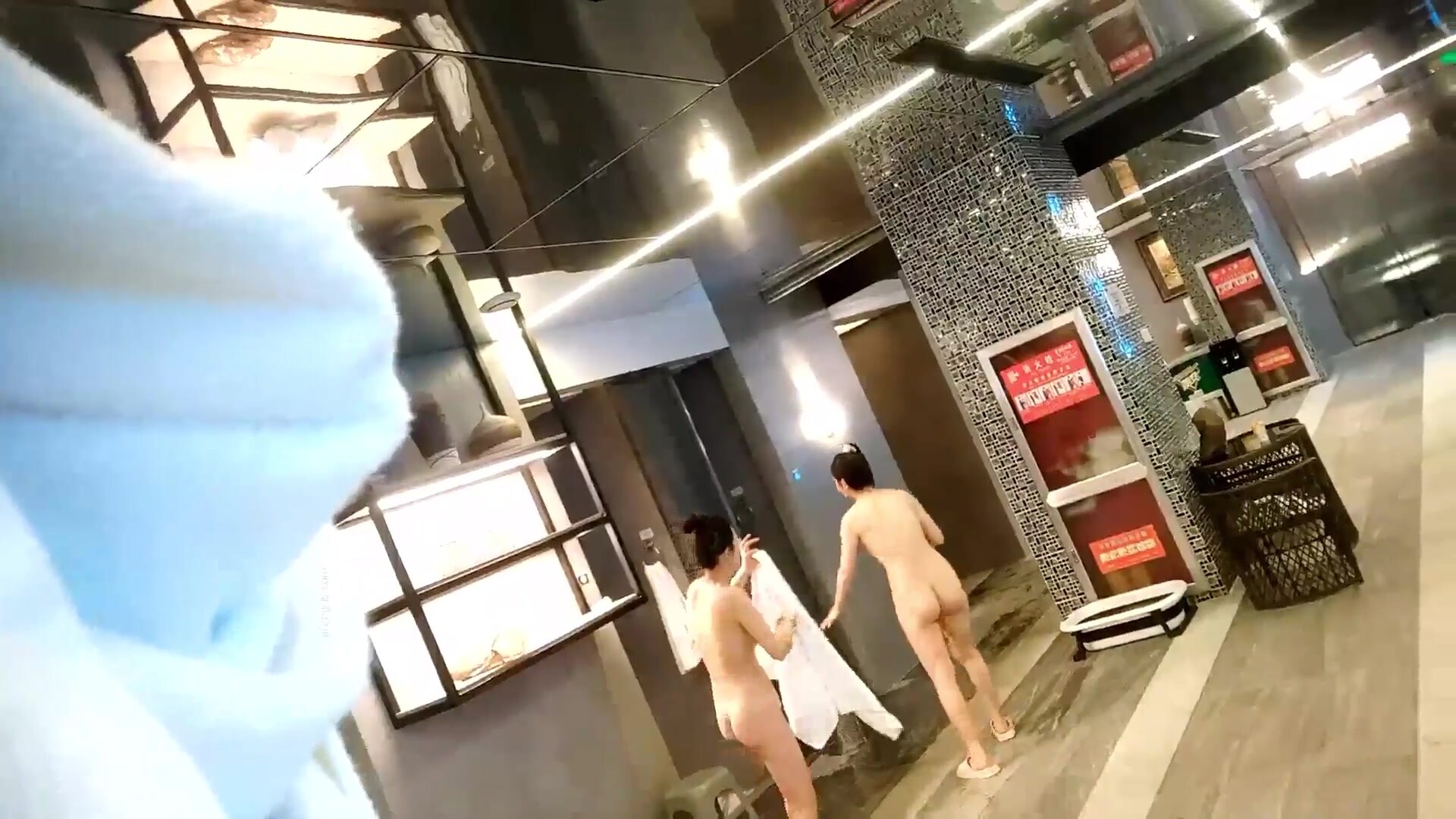 二月新流出國內溫泉會所浴池~沐浴更衣室偷拍~美乳學妹樣子有點高冷的顏值牛仔褲女神