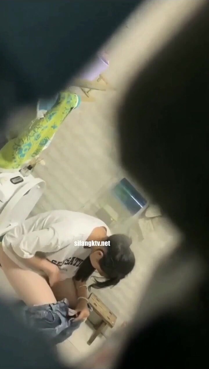 合租房冒死洞中偷窺幾位白白嫩嫩的美女租客洗澡