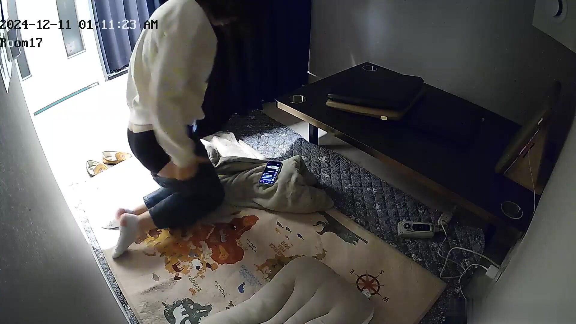 小旅館鐘點炮房偷拍年輕小情侶開房過夜嫌床太窄在地板上啪啪睡覺