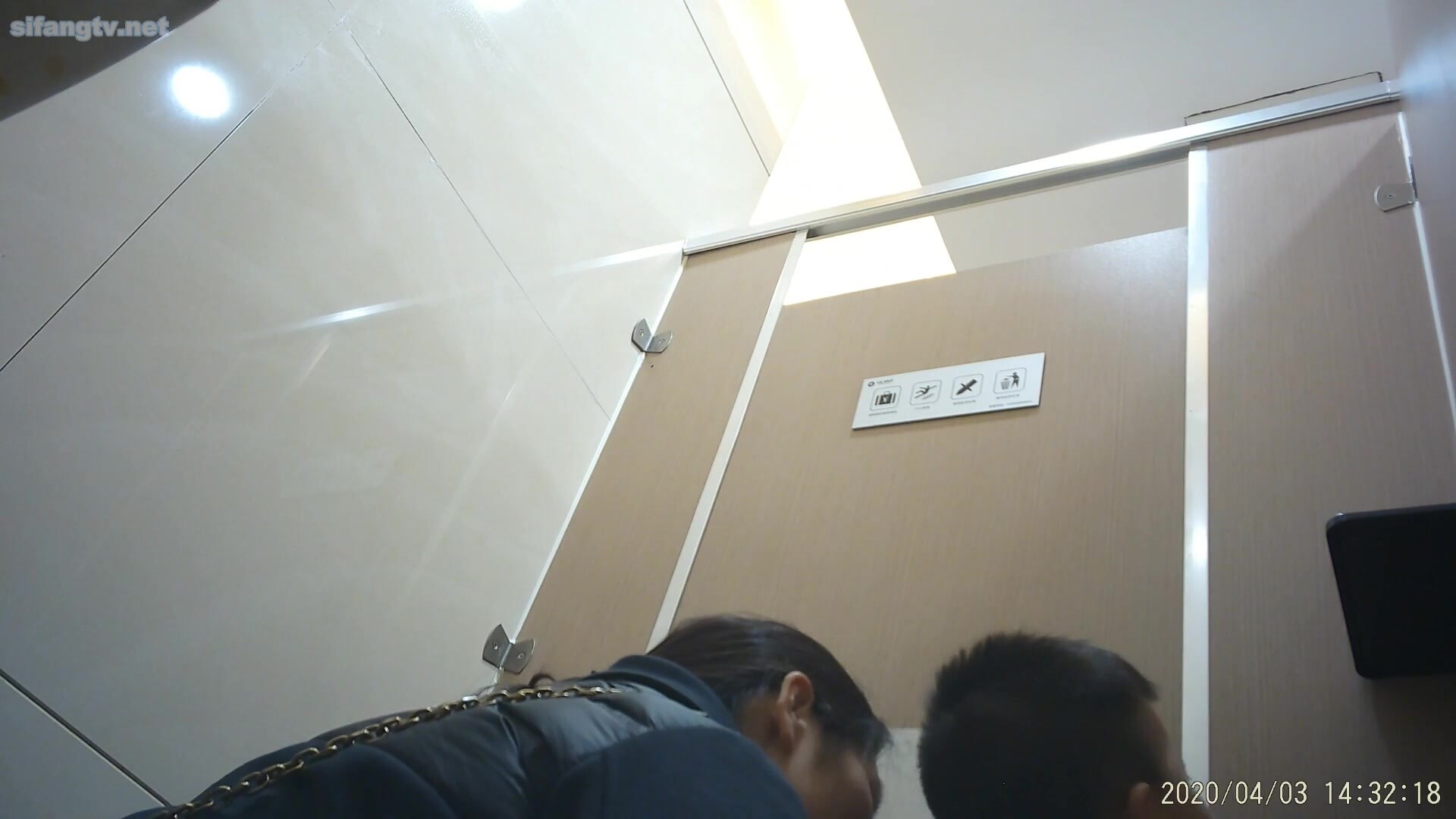 【精品廁拍】坑神躲藏女廁，連續偷拍超多小姐姐方便，拍臉又拍逼，形態各異，看點十足 (2)