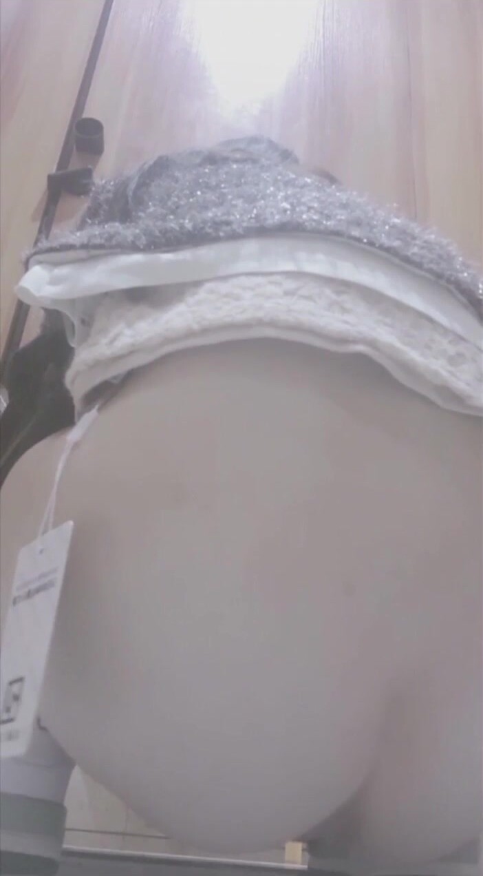 一月新流出私房大神極品收藏商場女廁全景後拍系列球鞋美眉的尿液濺到了鏡頭模糊一片