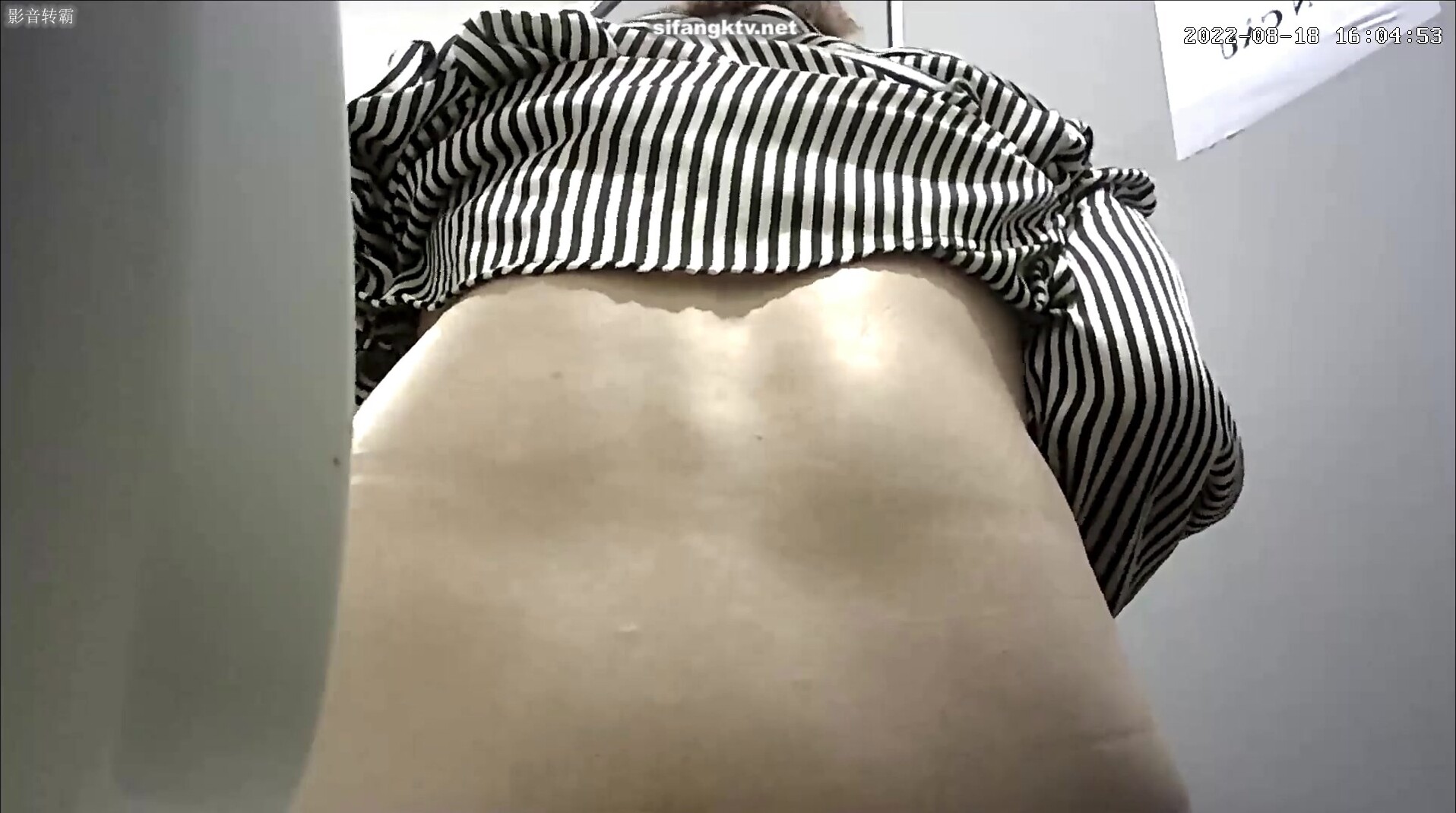 【精品廁拍】商場公共女坐便，全景連續偷拍超多小姐姐方便，透明和蕾絲內褲，是真的惹火 (3)