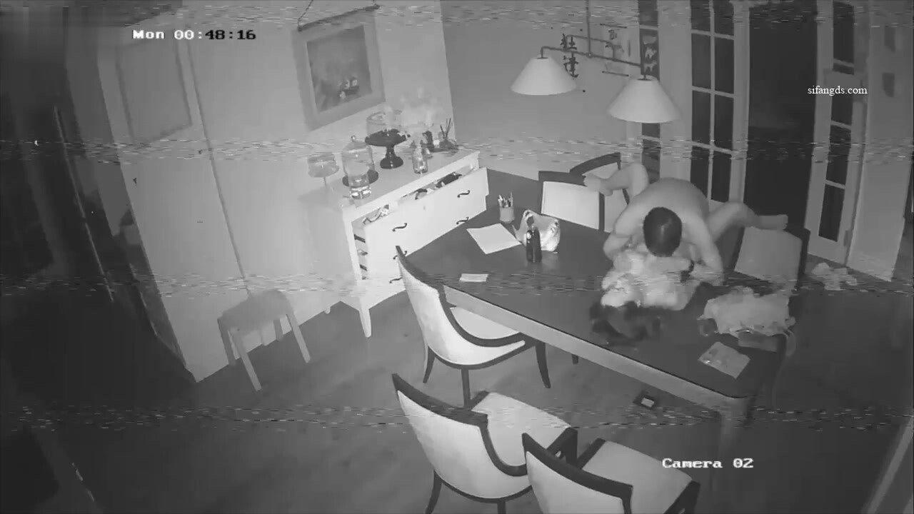 駭客破解家庭監控偷拍小夫妻半夜找刺激在客廳的餐桌子啪啪上