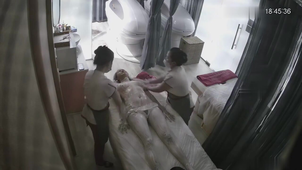 駭客破解美容院監控攝像頭偷拍幾個做全身推油的妹子，美乳靚妹旁邊床上還趴著個男的虧大了