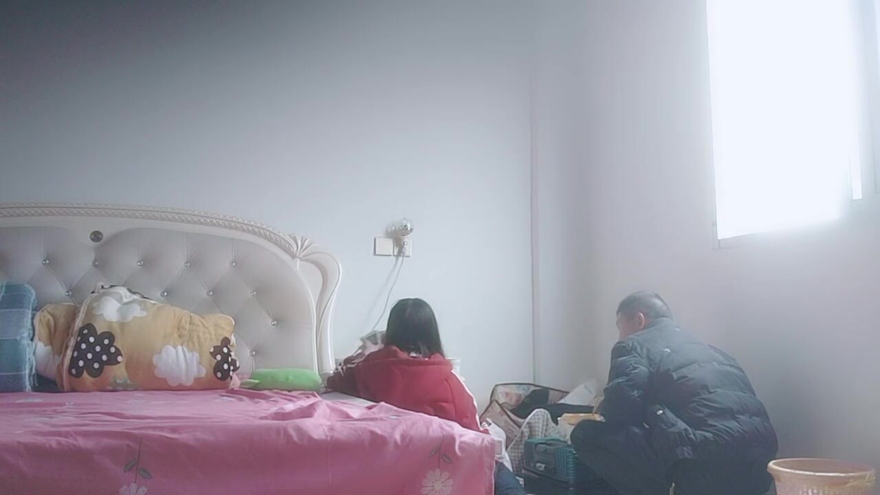【一次一夜】最新流出嫖妓大神，19歲眼鏡學生妹，一開始還很害羞，小穴很粉水又多，插進去爽翻了刺激 (1)