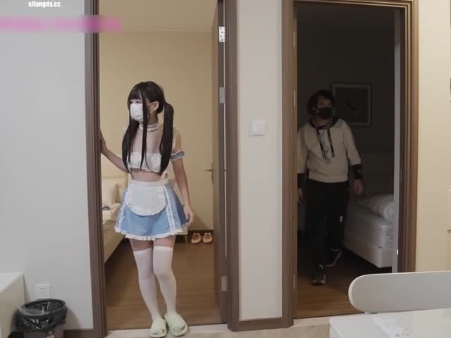 女僕裝小美女