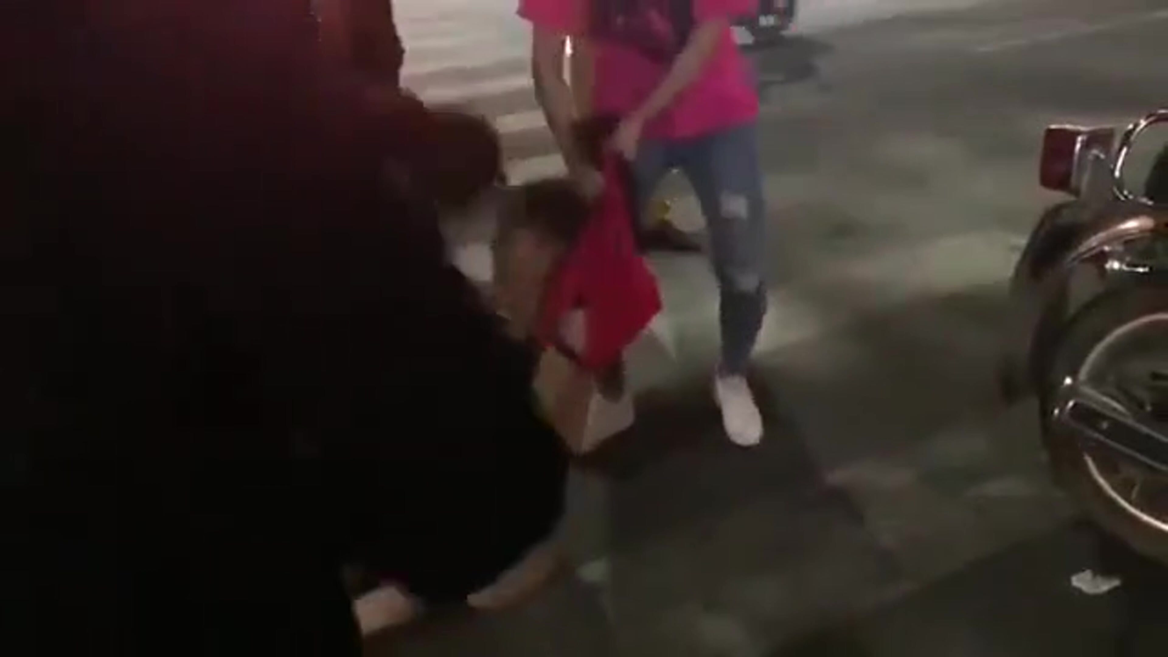 原配抓小三，各種拳打腳踢，拔掉衣服褲子拖到街上游行，場景激情且刺激，太精彩了！