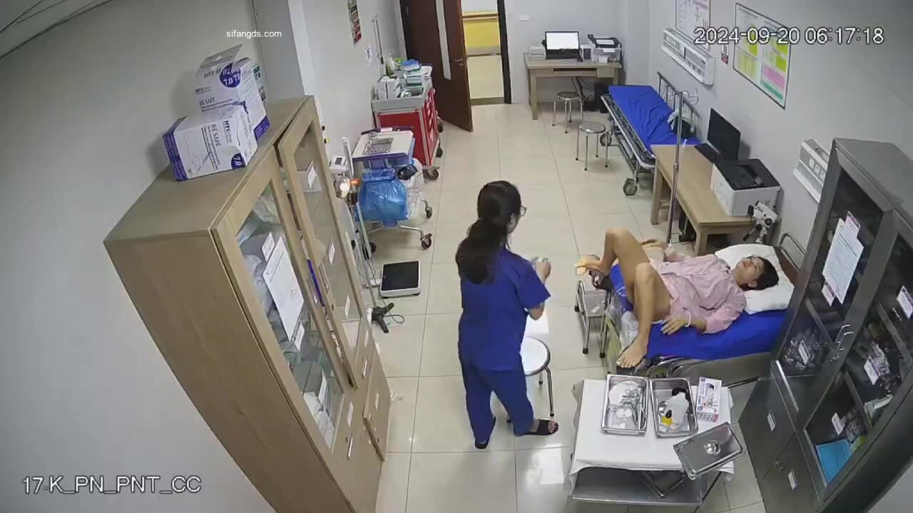 駭客破解正規醫院婦科治療室監控攝像頭偷拍醫生給病人做陰道婦科檢查真羨慕眼鏡小夥醫生每天閱逼無數