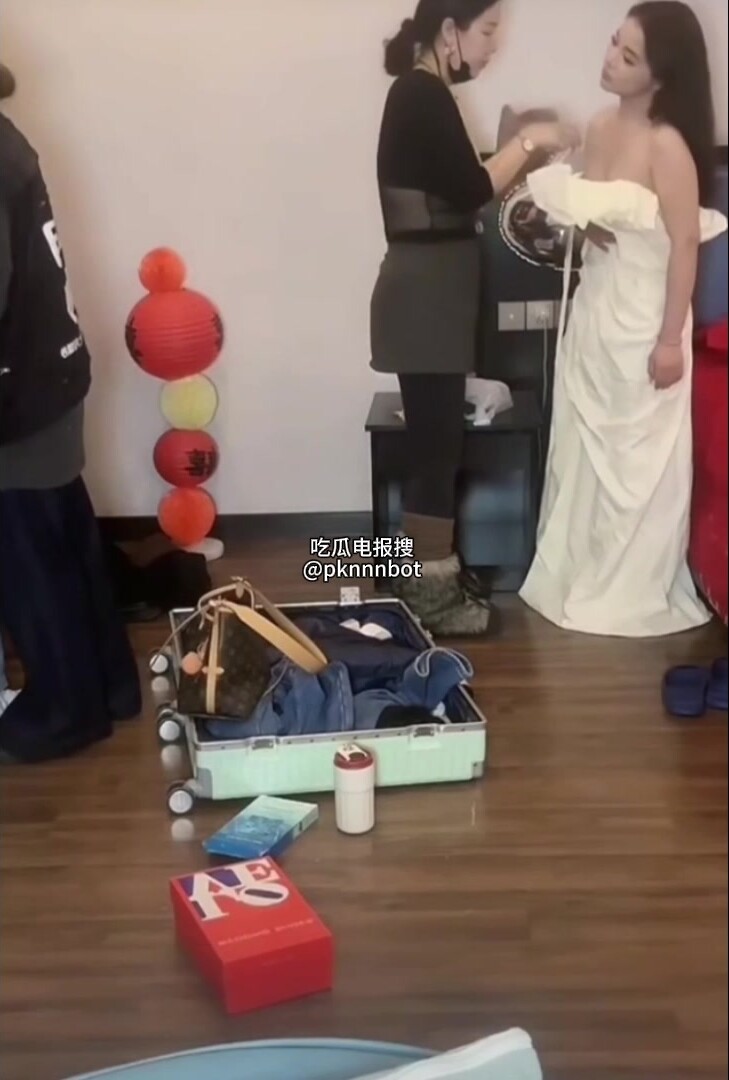 新娘子直播不慎走光，網友完整版錄屏流出，酥軟乳房秀翻直播現場！