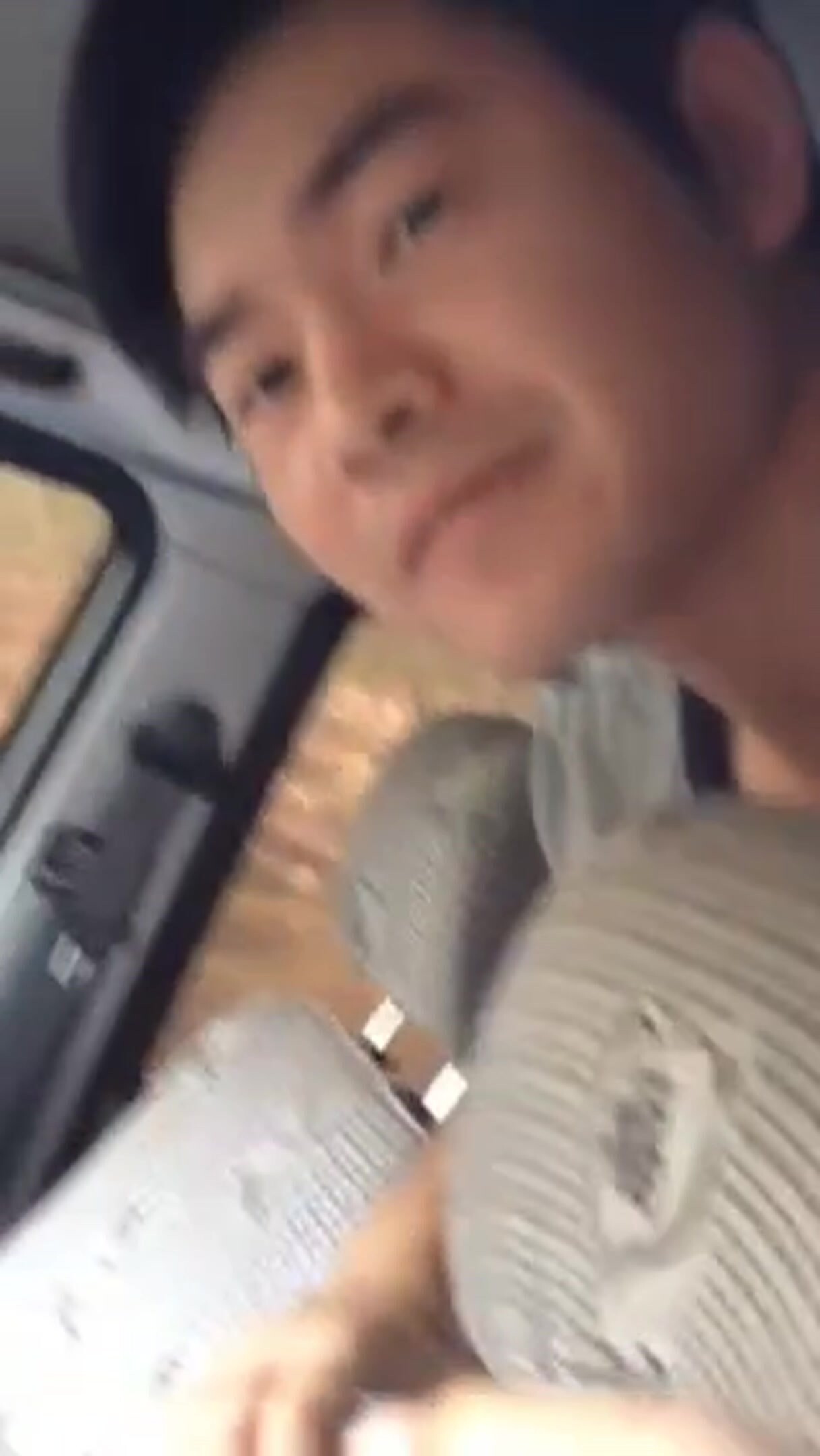 獵奇：與情人面包車內偷情被抓姦，女人不斷求饒，不斷求饒！