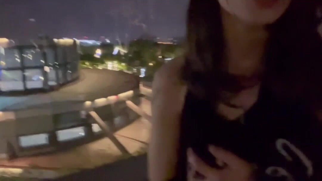 商場天台露天花園野戰，下面人來人往
