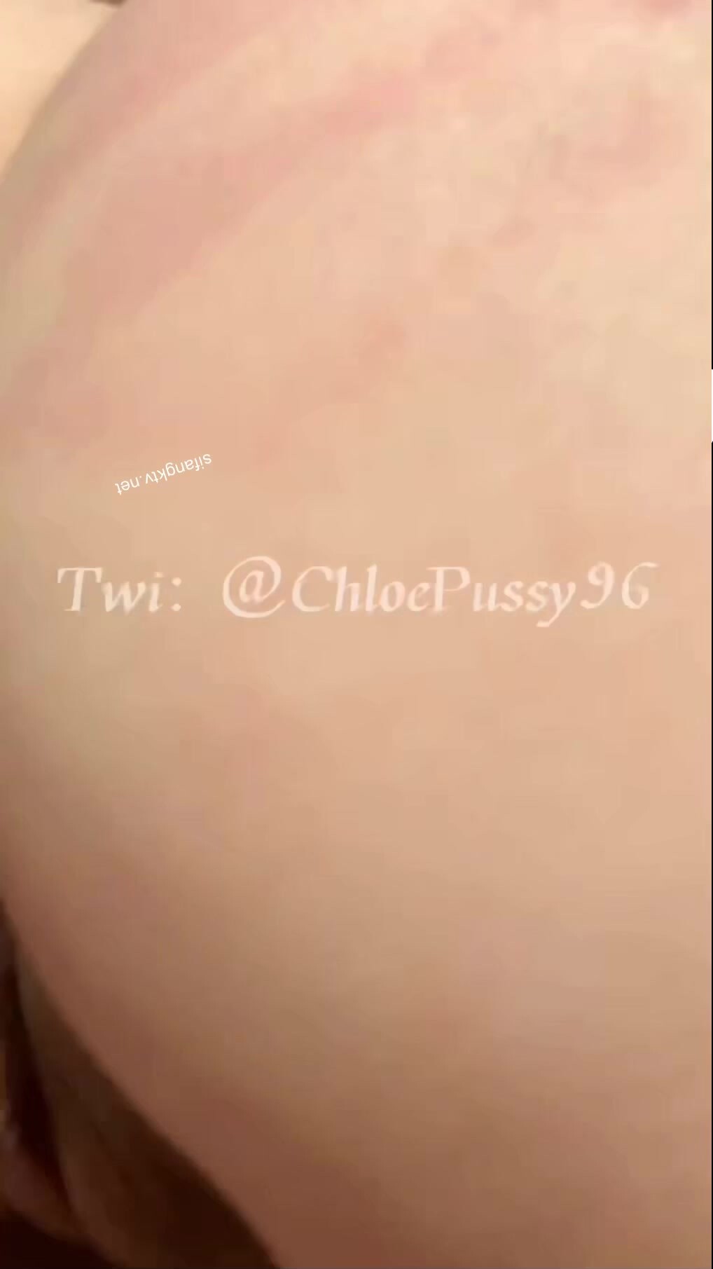 【ChloePussy69】推特極品白虎大臀女神付費長影片福利，口含狗鏈拉珠，雙洞責罰調教 (1)