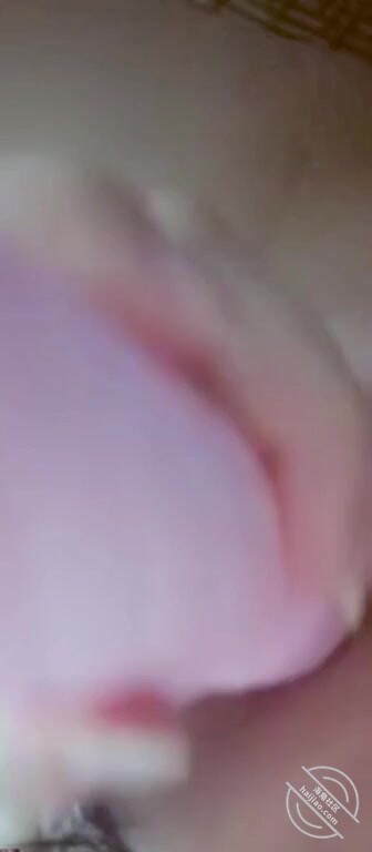 【原創】出差在外，老姐隔空自慰摳穴，用電動大棒自肉逼到高潮。