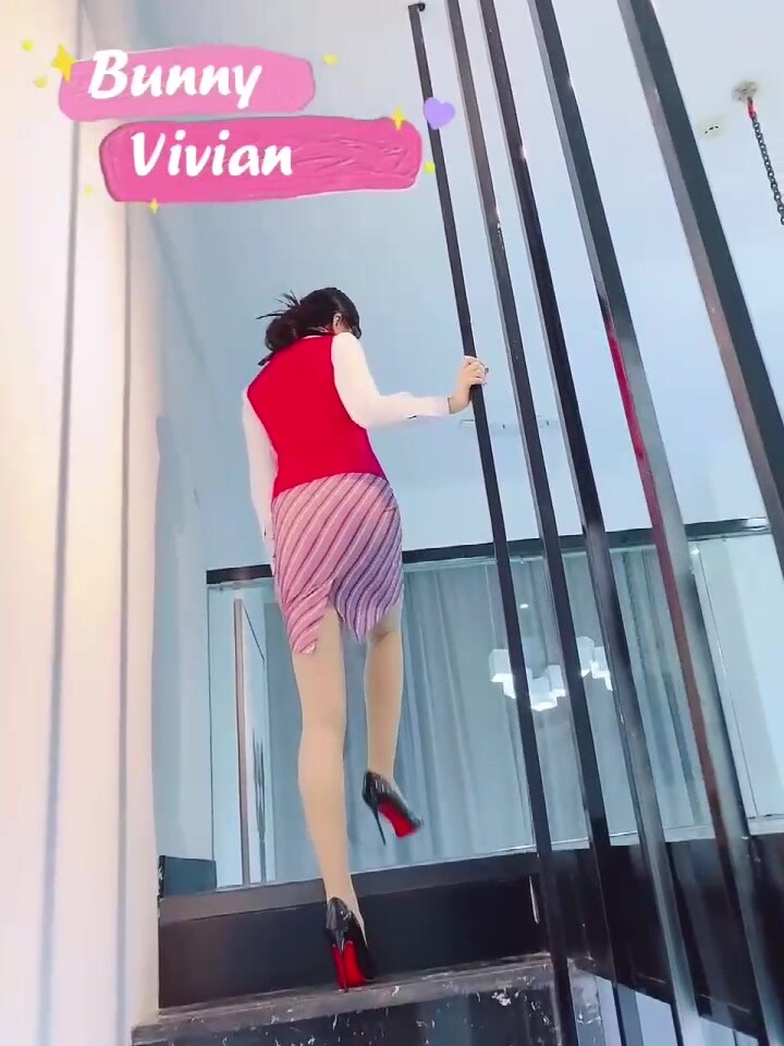 『Vivian』絕美高顏值逆天長腿女神南航空姐淫靡的私生活，撫媚身材制服簡直比空姐還有氣質，超美肉絲大長腿扶腰後入