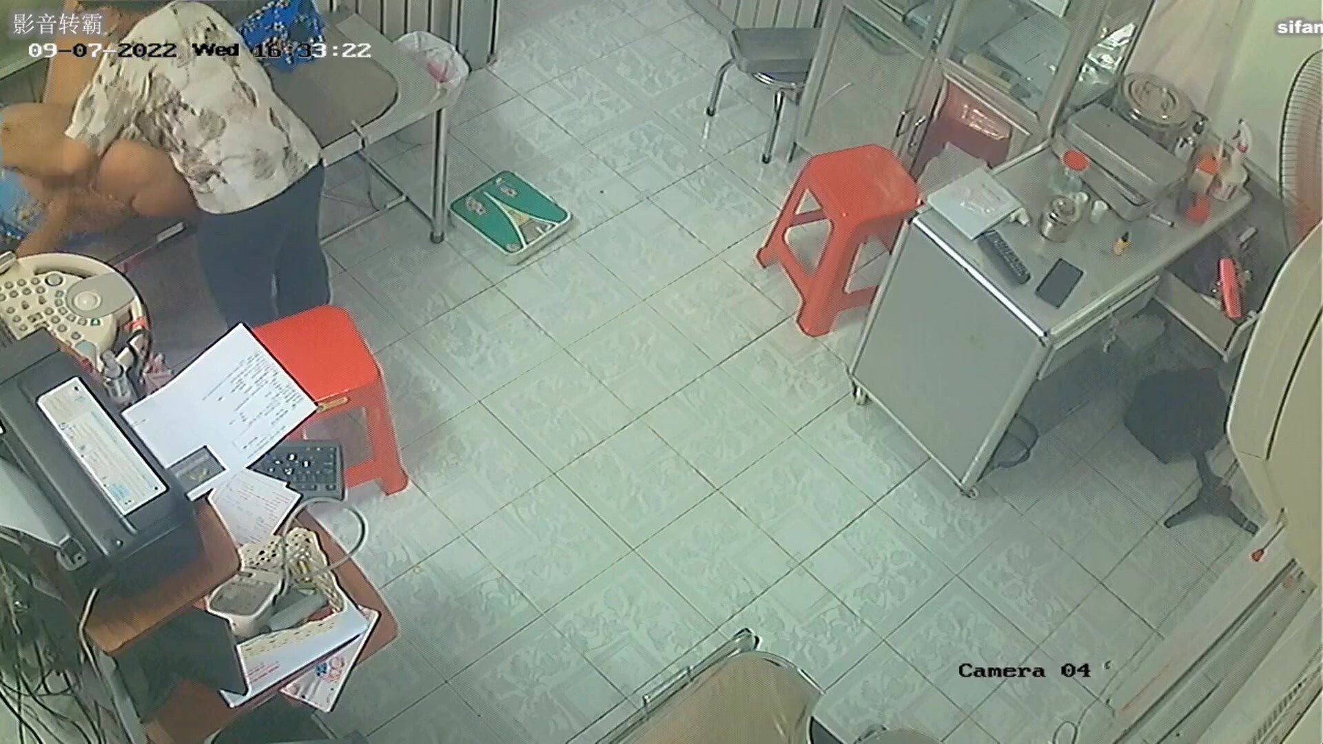 《稀缺資源洩密》駭客破解醫院婦科檢查治療室監控攝像頭偷拍數位來做檢查的女人脫光下體醫生各種操作 (3)