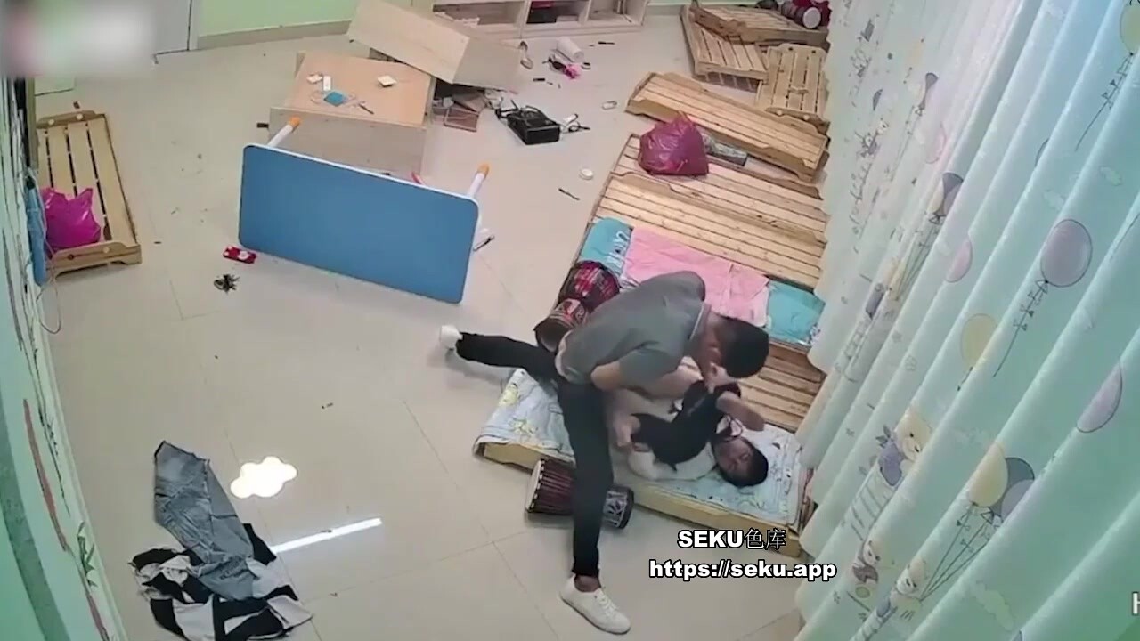 【門事件】 廊坊金灣幼師被前男友找上門爭吵打砸過後被男友按在木板床上強J！
