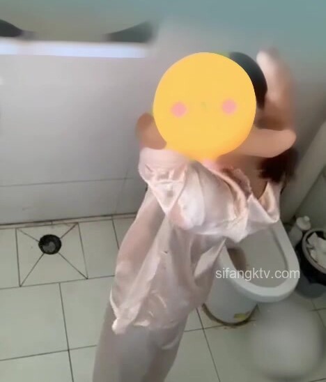 冒死在洗澡間頭頂卡上手機偷偷拍媽媽香豔洗澡！