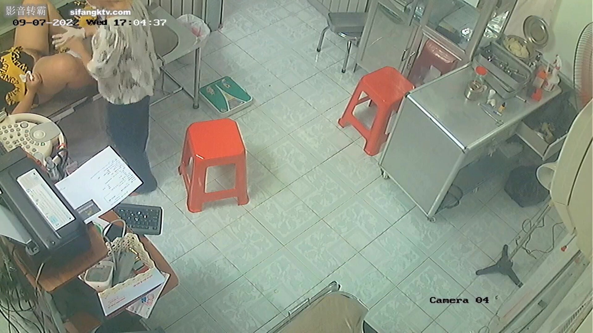 《稀缺資源洩密》駭客破解醫院婦科檢查治療室監控攝像頭偷拍數位來做檢查的女人脫光下體醫生各種操作 (4)