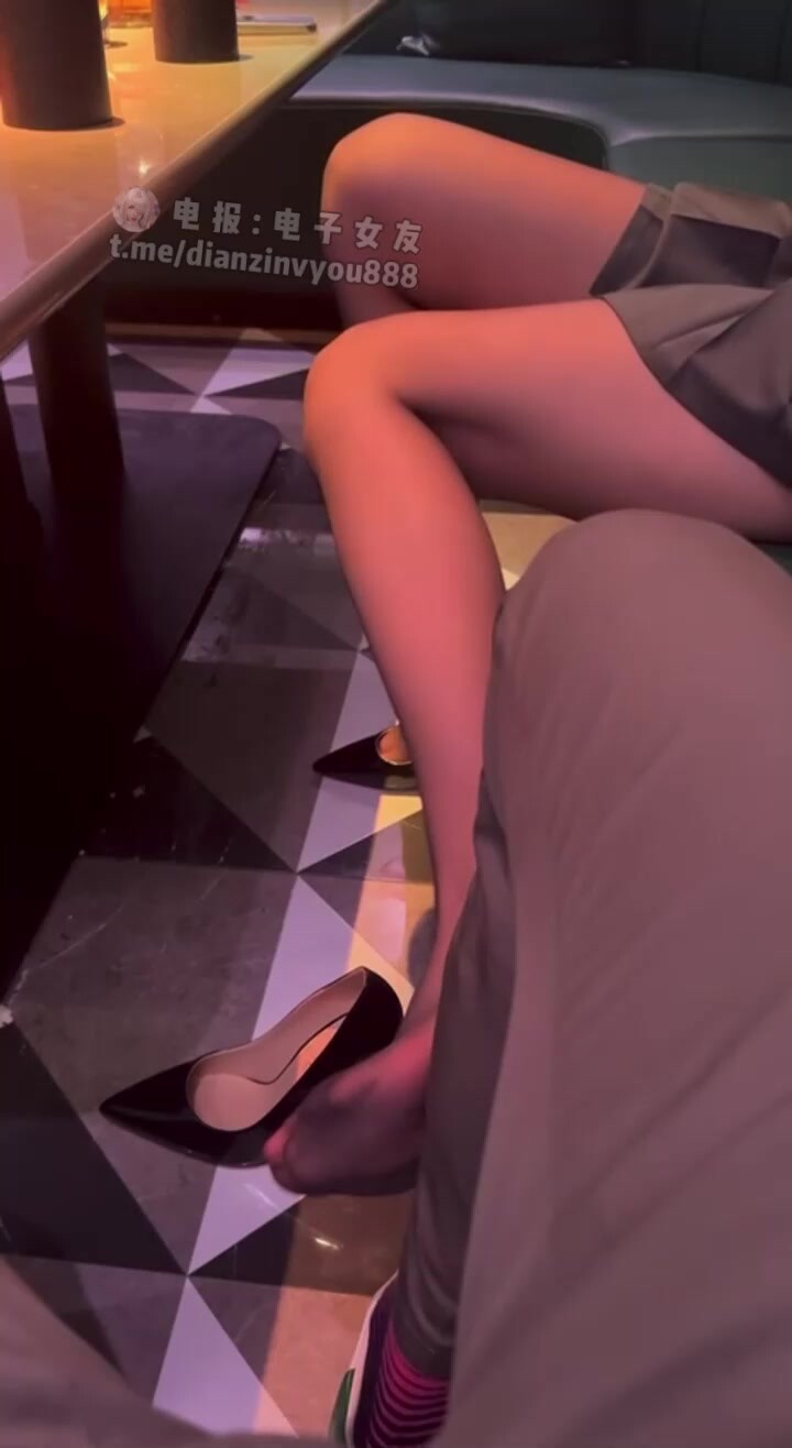 最新流出，頂流美腿絲足網黃【susie_7777】重金萬元定製，金主爸爸線下單約，調教啪啪足交各種花樣 (3)