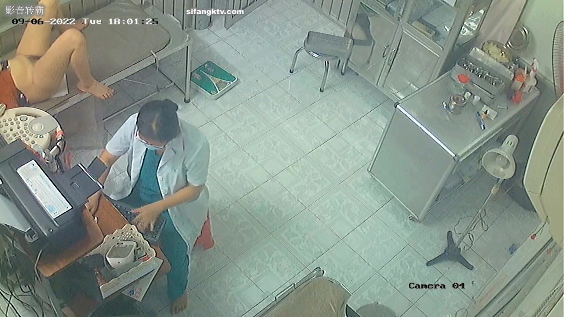 《稀缺資源洩密》駭客破解醫院婦科檢查治療室監控攝像頭偷拍數位來做檢查的女人脫光下體醫生各種操作 (1)
