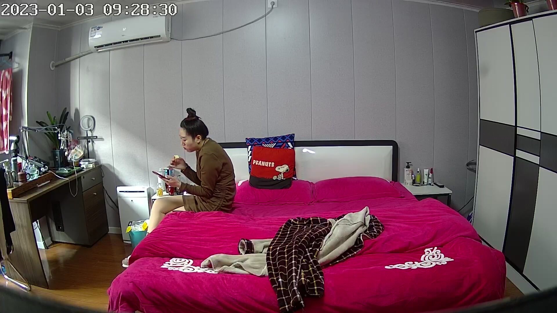 【極品稀缺大開眼界】家庭攝像頭超清晰近視角大陸內地攝像頭破解 近距離各種姿勢操騷貨老婆情人 好刺激 (6)