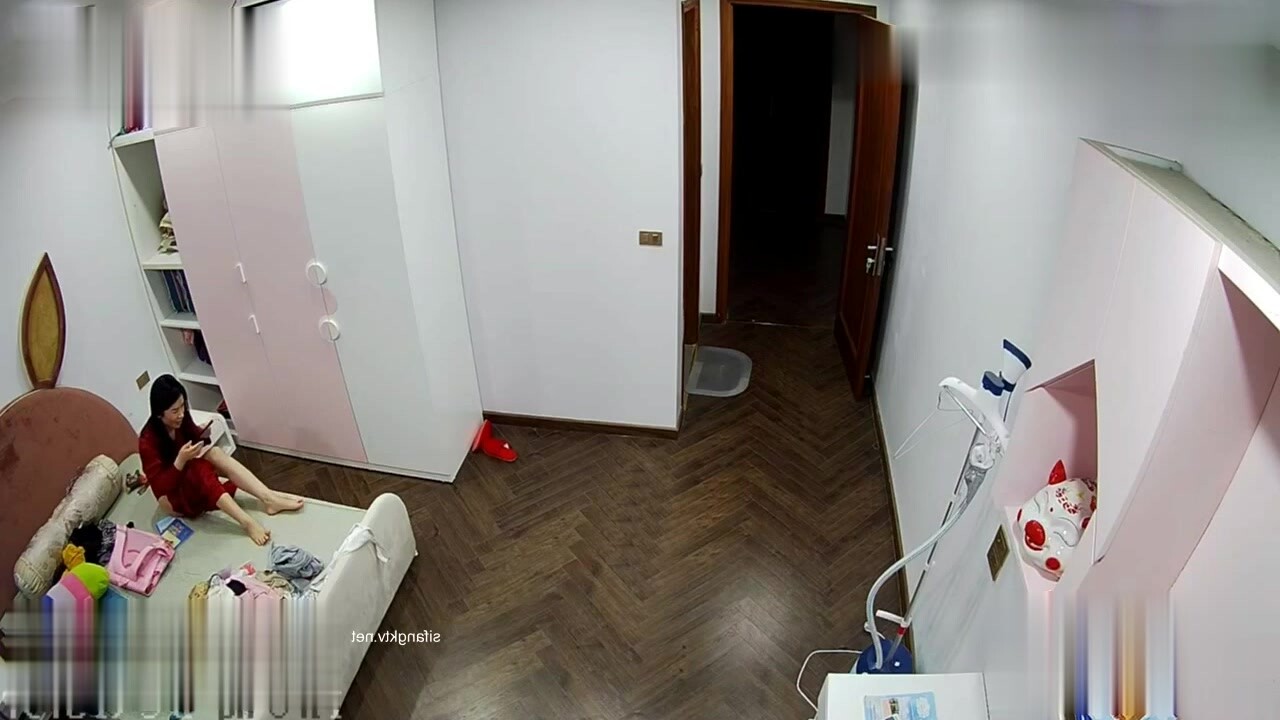 破解家庭攝像頭錄影 發現寂寞少婦一天摳逼兩次給老公看 床上都是淫水