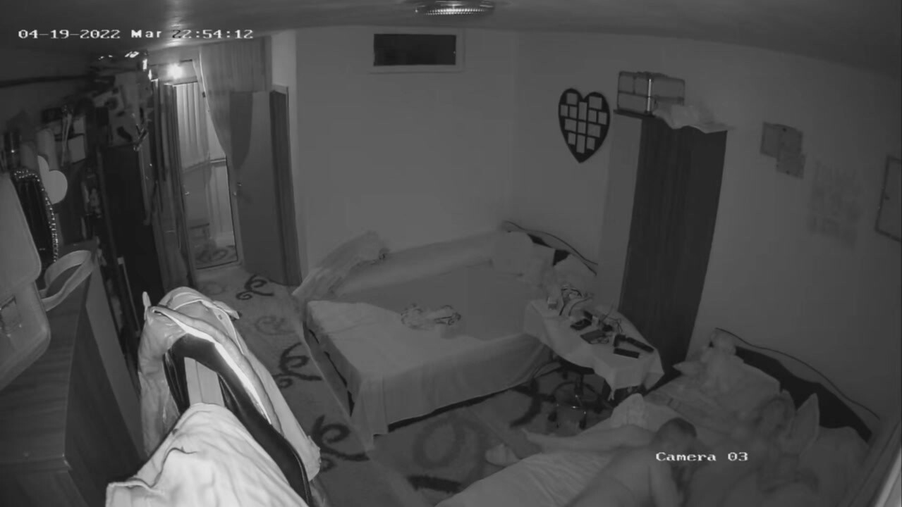 最新流出駭客破解家庭攝像頭偷拍夫妻性愛影片合集4老夫被嫩妻趴著騎射還沒有滿足性慾就射被打 (6)