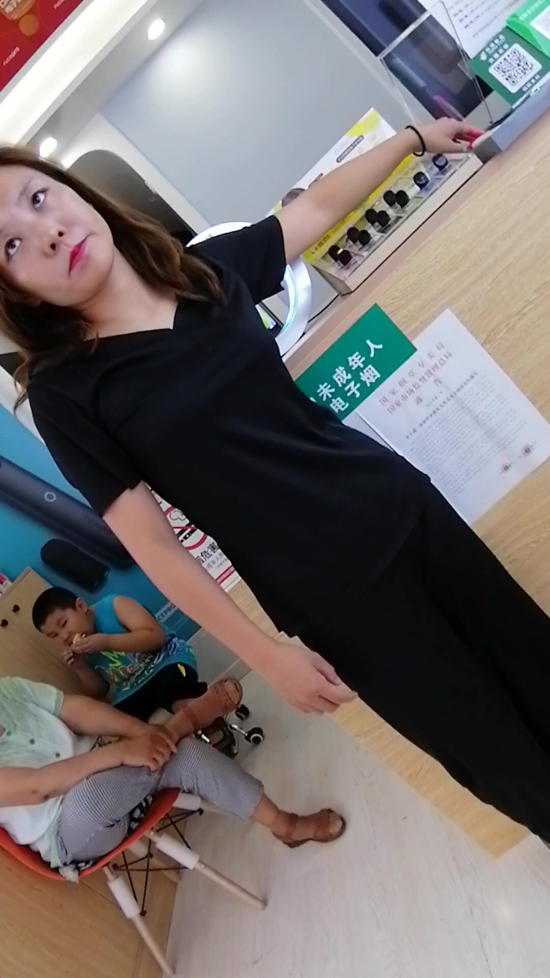 【精品廁拍】坑神真實偷拍，風韻猶存美少婦大小便，拍完還和她搭訕對話，無水印原版(5V) (2)