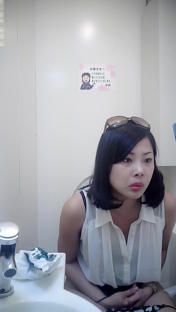 【精品廁拍】快餐店公共女廁真實偷拍，超多氣質漂亮小姐姐方便，賞臉賞逼(3V) (1)