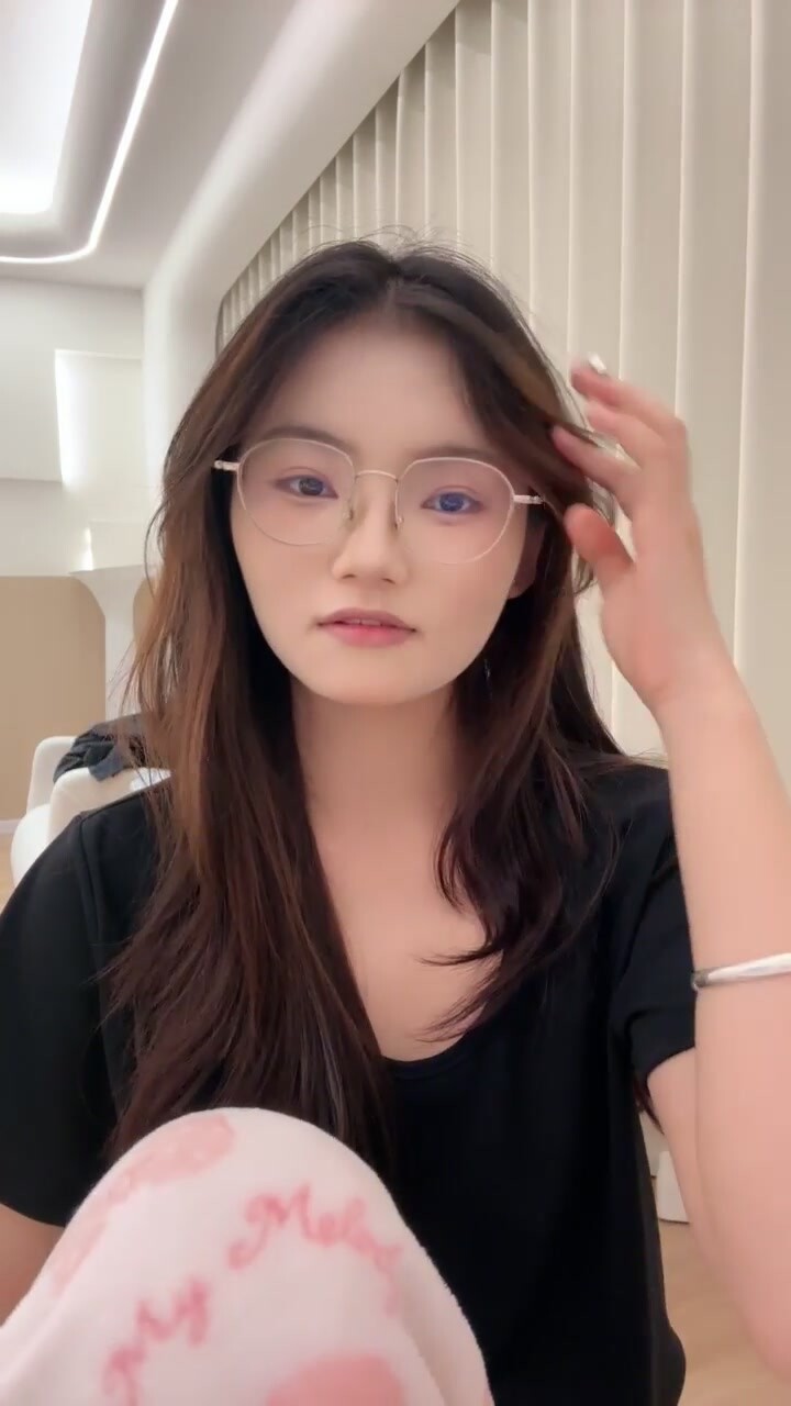 【困困兔】鄰家女神！尺度突破！終於被操了，眼鏡美，清純反差，被男友家中啪啪狂操，嬌喘陣陣好騷 (1)