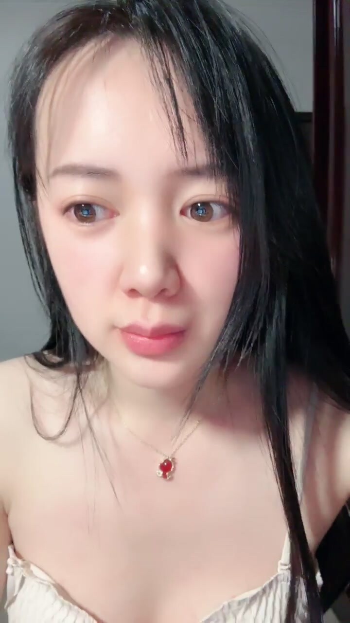 【乃乃思】新人細皮嫩肉良家少女，皮膚白，吹彈可破好細膩，打著燈掰開了粉嫩騷逼，看得人秒硬! (4)