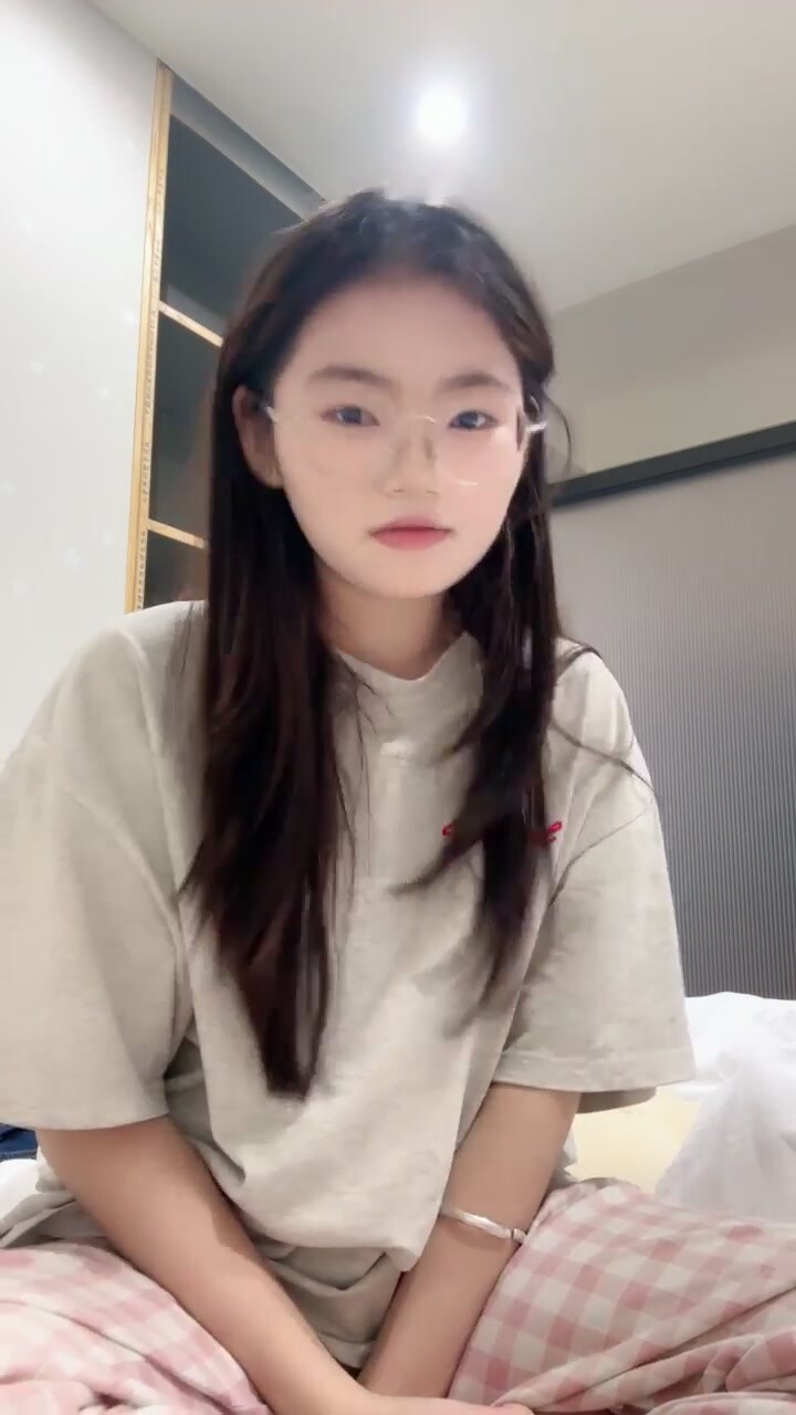 【困困兔】20歲女大學生放飛自我眼鏡妹子，清純反差，被男友家中啪啪狂操，後入蜜桃臀水聲好大 (2)