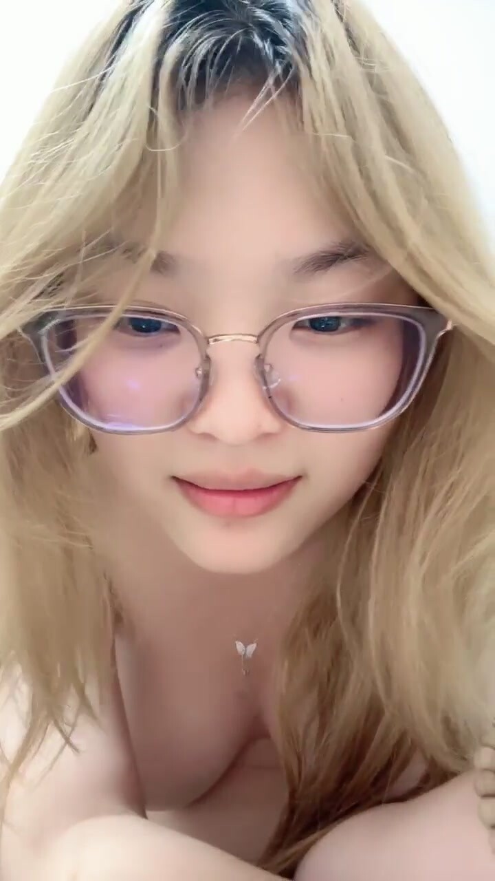 【19歲的小王】大屁股校花！一看就好想幹啊 自慰 水狂噴 (2)