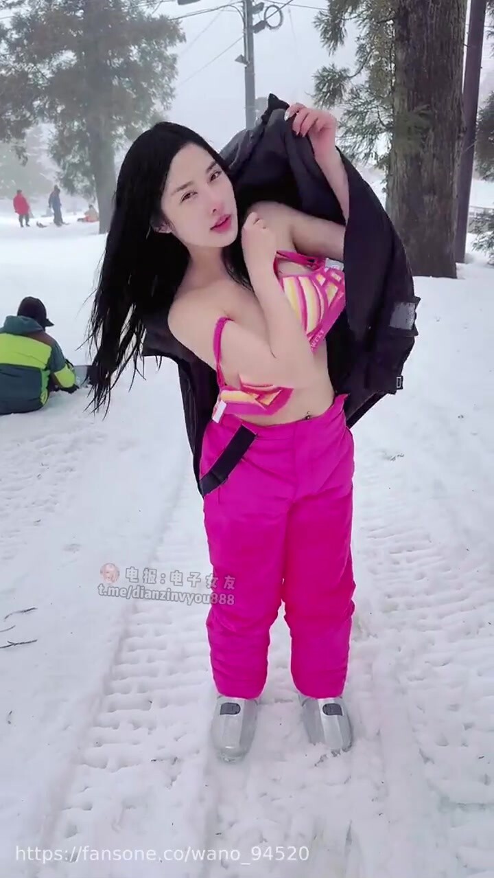 【李娜娜】可甜可壞反差臺妹高顏值國產女優 FO露臉大尺度性愛私拍，雪地車震、戶外野炮，被又長又粗屌狠狠無套內射兩次 (1)
